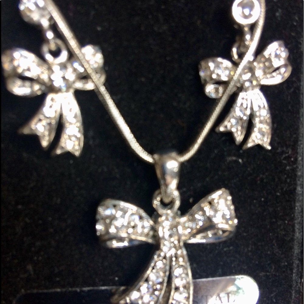 Set of necklace & earring